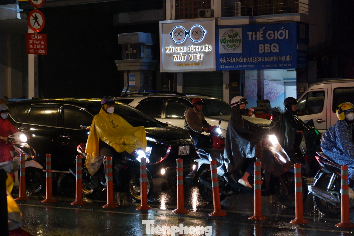 Giao thông ùn ứ ở khu vực cầu vượt Cộng Hòa - Hoàng Hoa Thám.