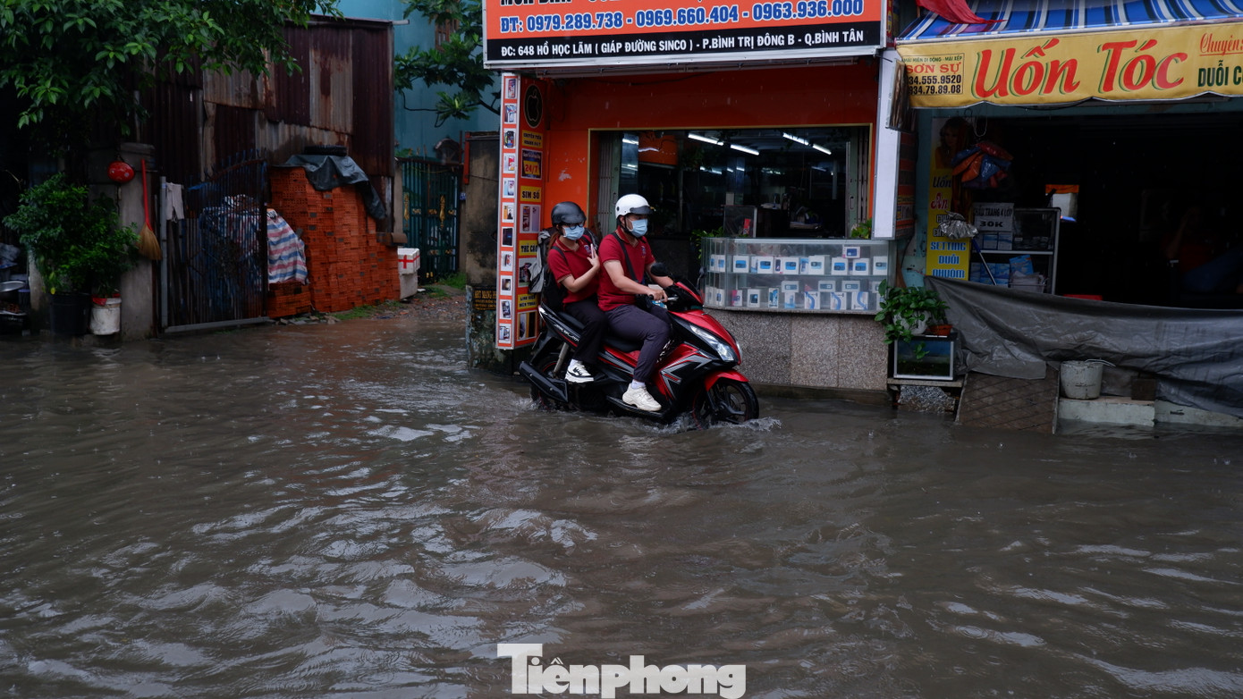 Người dân gặp nhiều khó khăn trong việc di chuyển do nước ngập sâu.