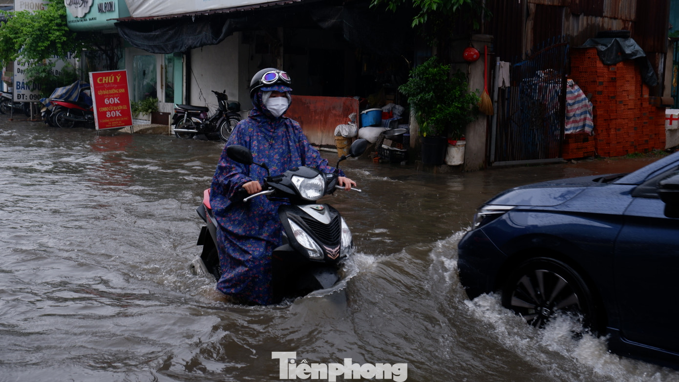 Chiều 27/12, TPHCM xuất hiện mưa trái mùa trên diện rộng. Cơn mưa kéo dài với lượng mưa lớn đã khiến nhiều tuyến đường ở quận Bình Tân, quận Gò Vấp, quận 12, TP. Thủ Đức xảy ra tình trạng ngập úng.