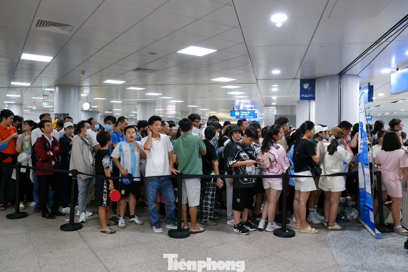 Dòng người chen chúc xếp hàng ở ga trung tâm Bến Thành vào chiều 29/12.