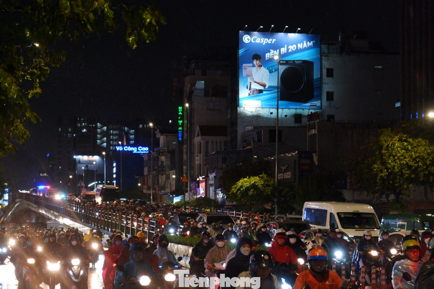 Cùng với tình trạng ngập úng, cơn mưa lớn vào chiều 27/12 cũng khiến đường Cộng Hòa (quận Tân Bình), nút giao ngã tư Hàng Xanh (quận Bình Thạnh) và một loạt tuyến đường khác ở TPHCM ùn tắc kéo dài.