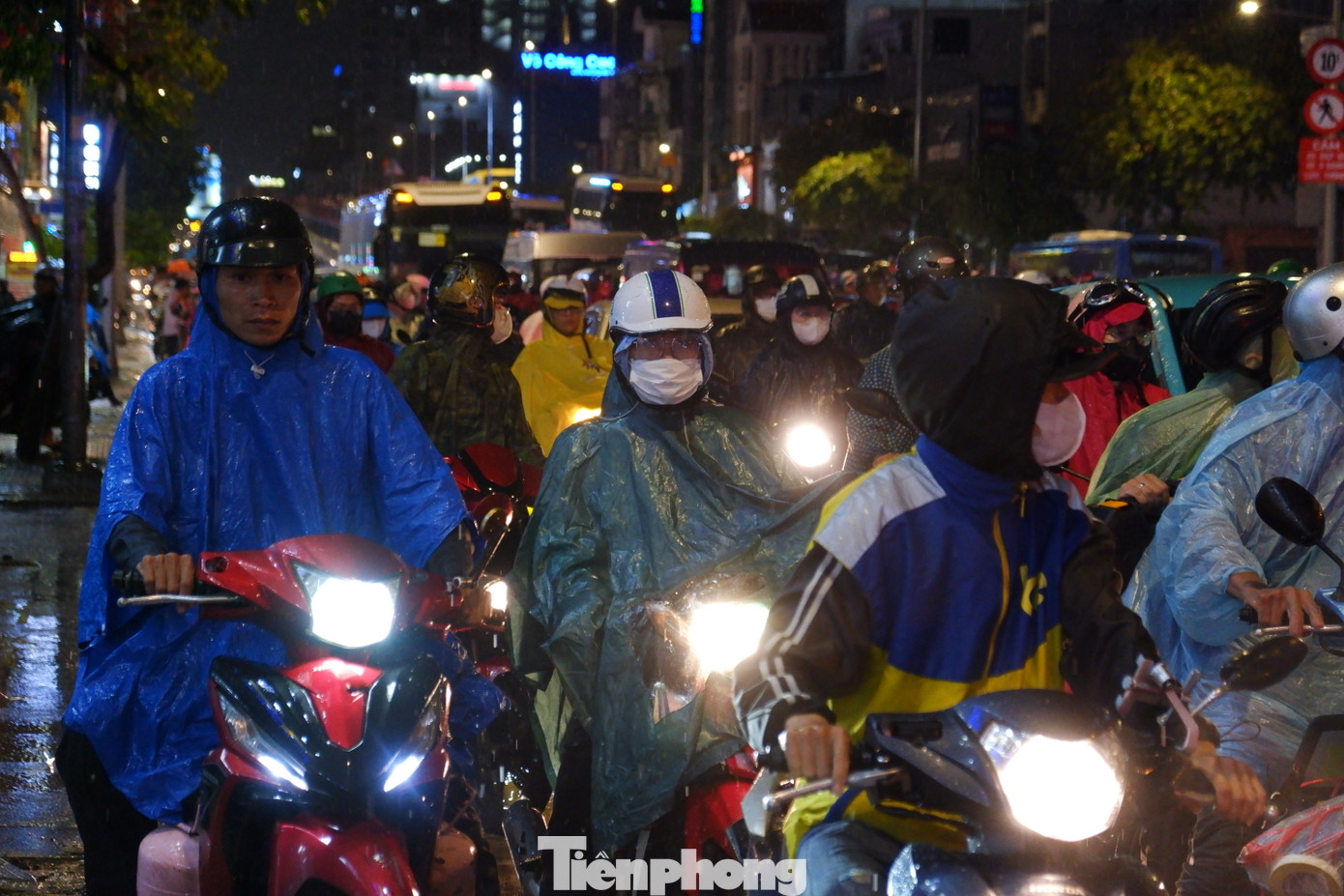 Sau khi mưa giảm dần, nhiều người đổ ra đường để về nhà sau ngày làm việc khiến tuyến đường Cộng Hòa (quận Tân Bình) xảy ra tình trạng ùn ứ.