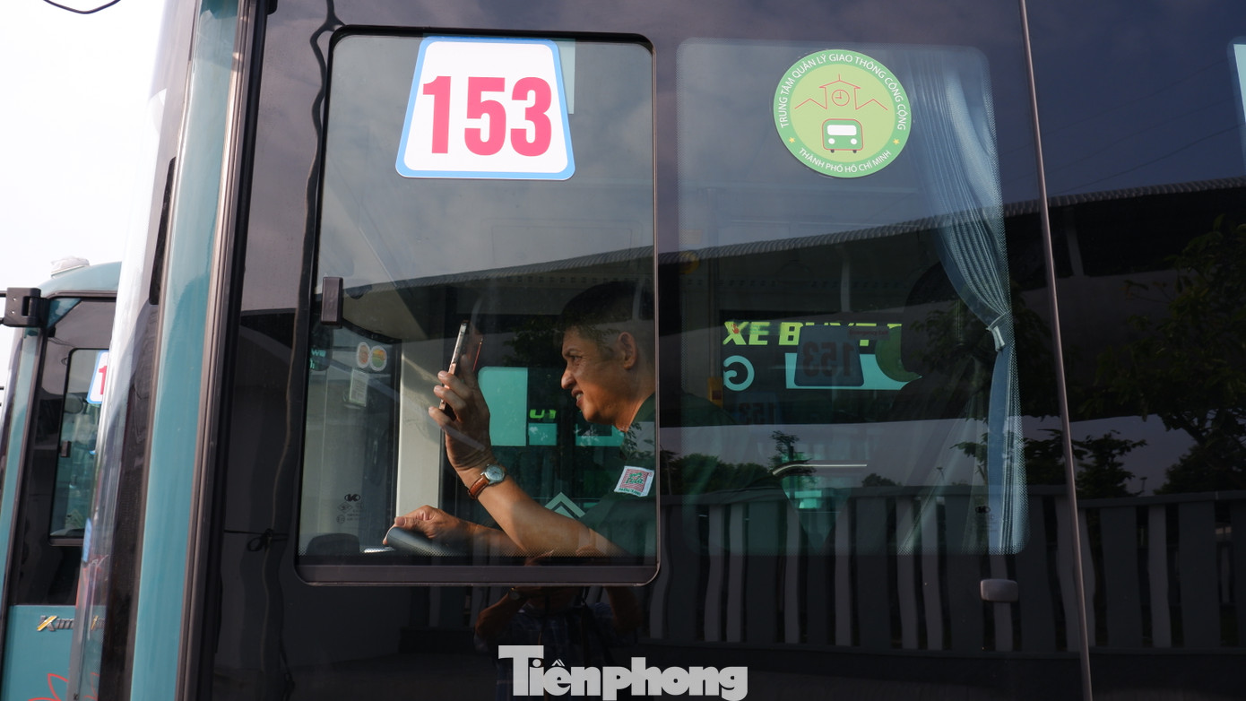 Hành khách sử dụng 17 tuyến xe buýt điện sẽ được miễn vé 30 ngày, đồng bộ với tuyến metro số 1.