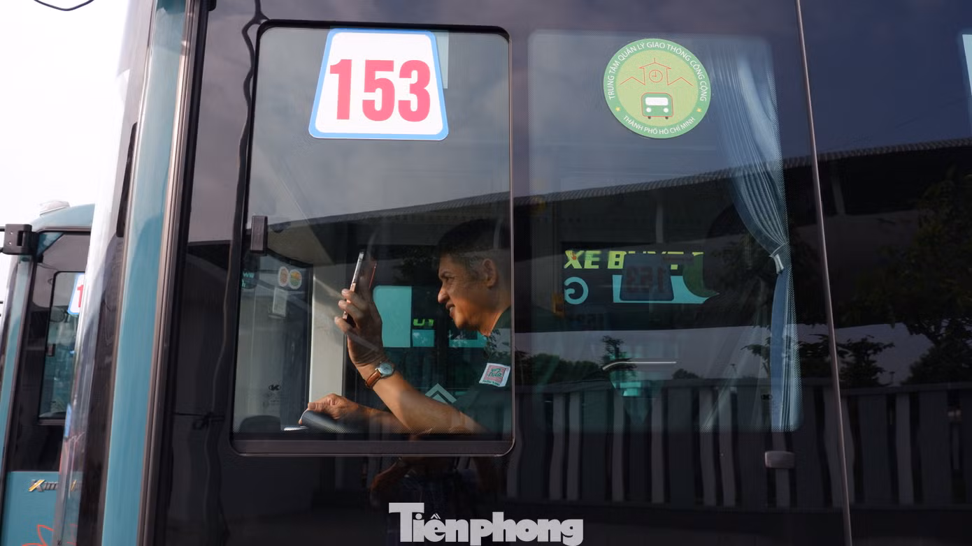 Hành khách sử dụng 17 tuyến xe buýt điện sẽ được miễn vé 30 ngày, đồng bộ với tuyến metro số 1.