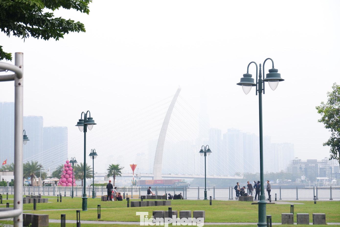 Sương mù vào sáng 27/12 tại công viên Bạch Đằng (quận 1, TPHCM). Ảnh: Hữu Huy