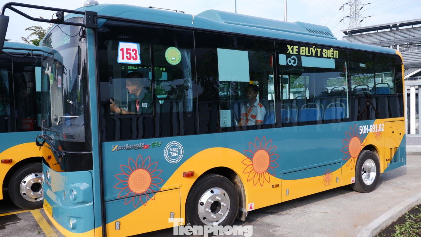 Bên cạnh đó, họa tiết hoa hướng dương, biểu tượng đặc trưng của TP. Thủ Đức được trang trí ở hai bên hông xe và có chữ “XE BUÝT ĐIỆN" để dễ nhận diện.