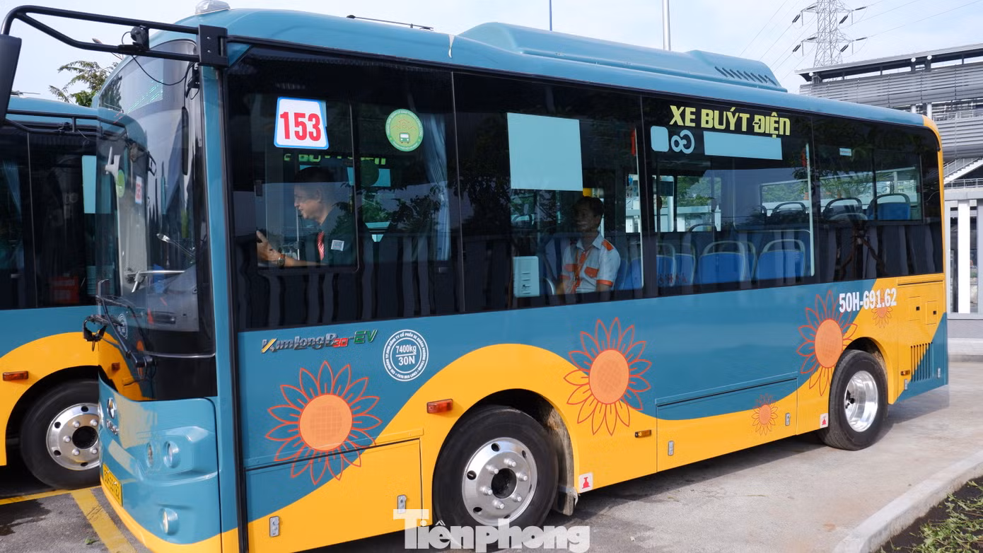 Bên cạnh đó, họa tiết hoa hướng dương, biểu tượng đặc trưng của TP. Thủ Đức được trang trí ở hai bên hông xe và có chữ “XE BUÝT ĐIỆN" để dễ nhận diện.