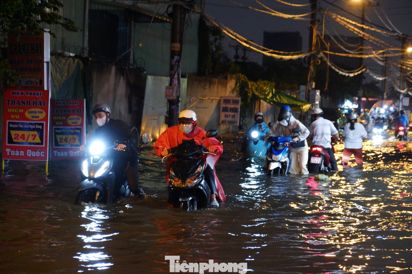 Đường SINCO (quận Bình Tân) ngập sâu, xe cộ &quot;chết máy&quot; la liệt.