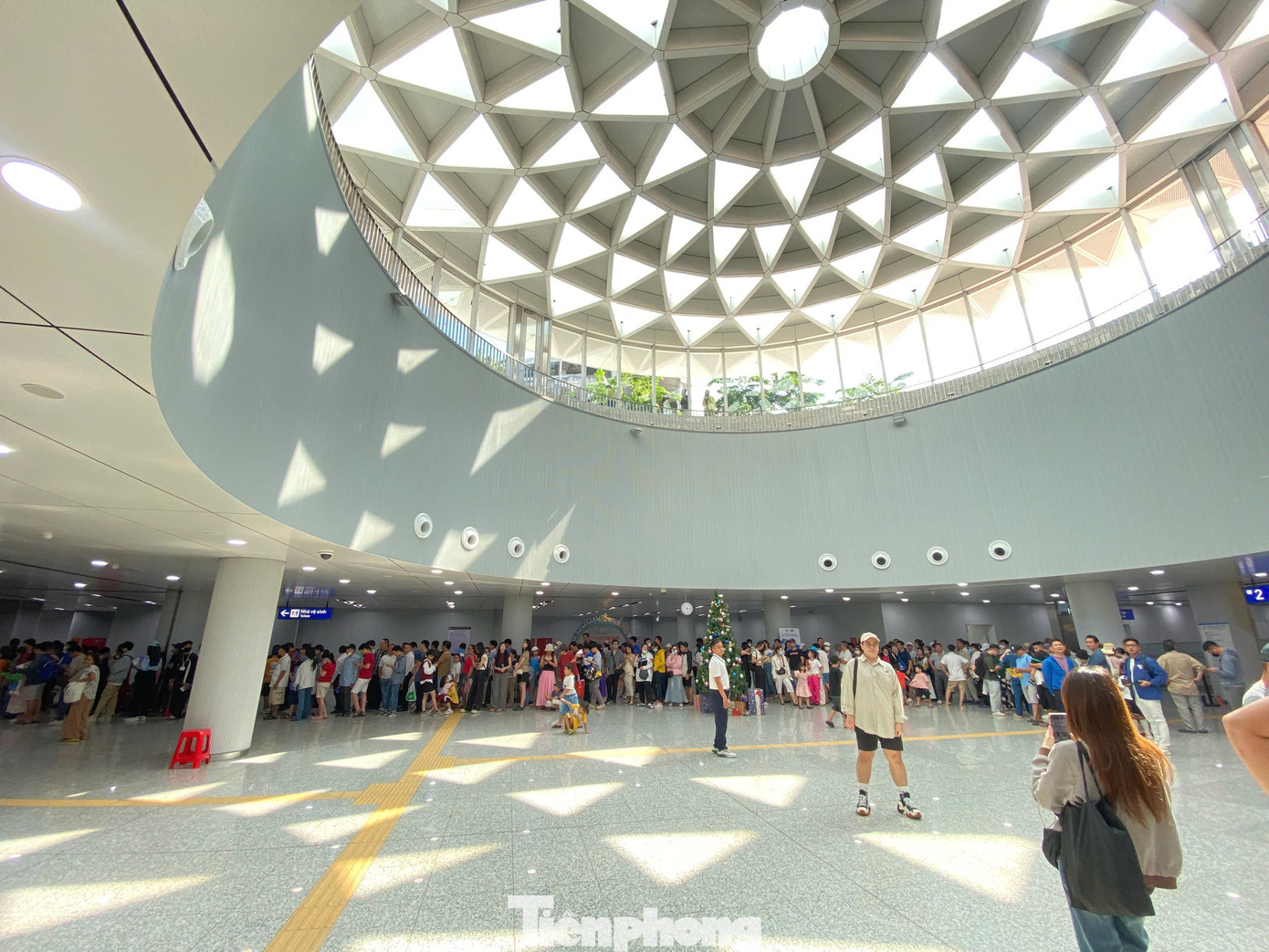 Theo ghi nhận của PV vào ngày 29/12, hàng chục nghìn người đã đổ về nhà ga ngầm Bến Thành (quận 1) để chờ trải nghiệm đi tàu metro Bến Thành - Suối Tiên trong ngày thứ tám vận hành, khai thác thương mại.