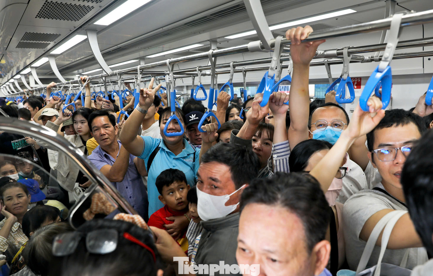 150.000 người trải nghiệm metro số 1 TPHCM ngày đầu vận hành. Ảnh: Duy Anh 150.000 người trải nghiệm metro số 1 TPHCM ngày đầu vận hành. Ảnh: Duy Anh