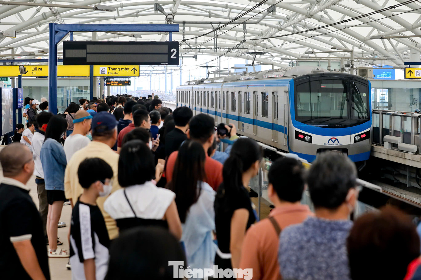 Hành khách chờ lên tàu metro. Ảnh: Duy Anh