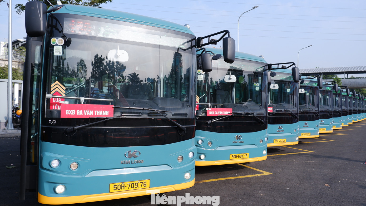 Dàn xe buýt điện kết nối với tuyến metro số 1 TPHCM. Ảnh: Hữu Huy