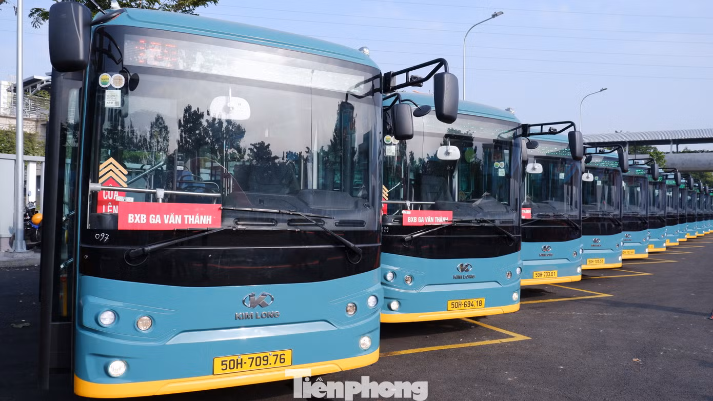 Dàn xe buýt điện kết nối với tuyến metro số 1 TPHCM. Ảnh: Hữu Huy