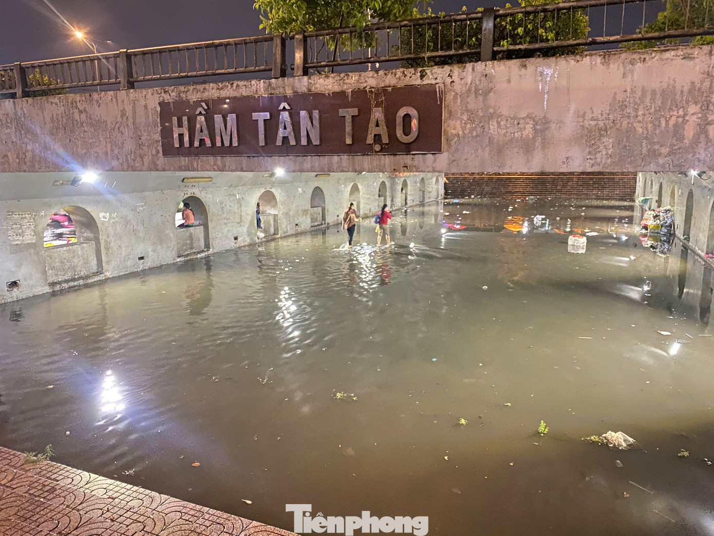 Khu vực hầm chui Tân Tạo (quận Bình Tân) cũng mênh mông nước.