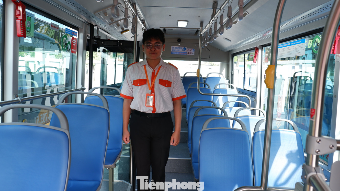 Trên xe có trang bị nhiều tiện ích máy lạnh, camera, GPS, wifi miễn phí, thiết bị thông báo trạm tự động, hệ thống thanh toán không tiền mặt...