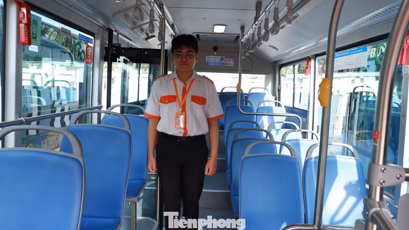 Trên xe có trang bị nhiều tiện ích máy lạnh, camera, GPS, wifi miễn phí, thiết bị thông báo trạm tự động, hệ thống thanh toán không tiền mặt...