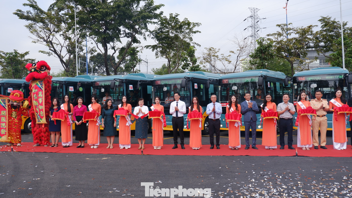 Các đại biểu thực hiện nghi thức khai trương 17 tuyến xe buýt kết nối metro số 1 TPHCM. Ảnh: Hữu Huy