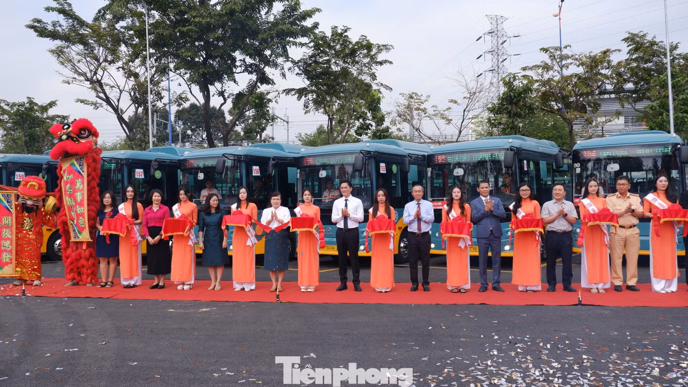 Các đại biểu thực hiện nghi thức khai trương 17 tuyến xe buýt kết nối metro số 1 TPHCM. Ảnh: Hữu Huy