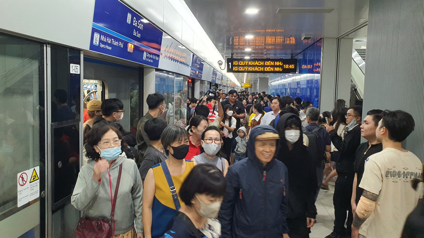 Hành khách xuống tàu ở ga Ba Son để bộ phận kỹ thuật kiểm tra đoàn tàu. Ảnh: Lê Thanh Toàn