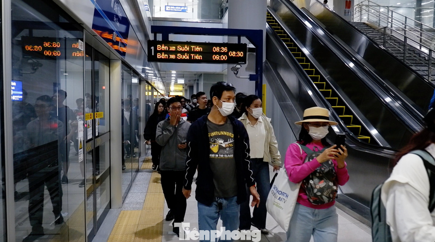 Ngày thứ hai tuyến metro số 1 TPHCM vận hành chính thức, các nhà ga tương đối thông thoáng. Ảnh: Hữu Huy Ngày thứ hai tuyến metro số 1 TPHCM vận hành chính thức, các nhà ga tương đối thông thoáng. Ảnh: Hữu Huy