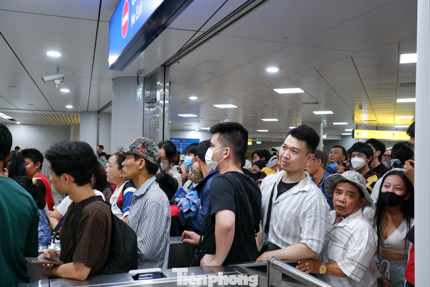 Người dân phải chờ hàng giờ để được đi tàu.