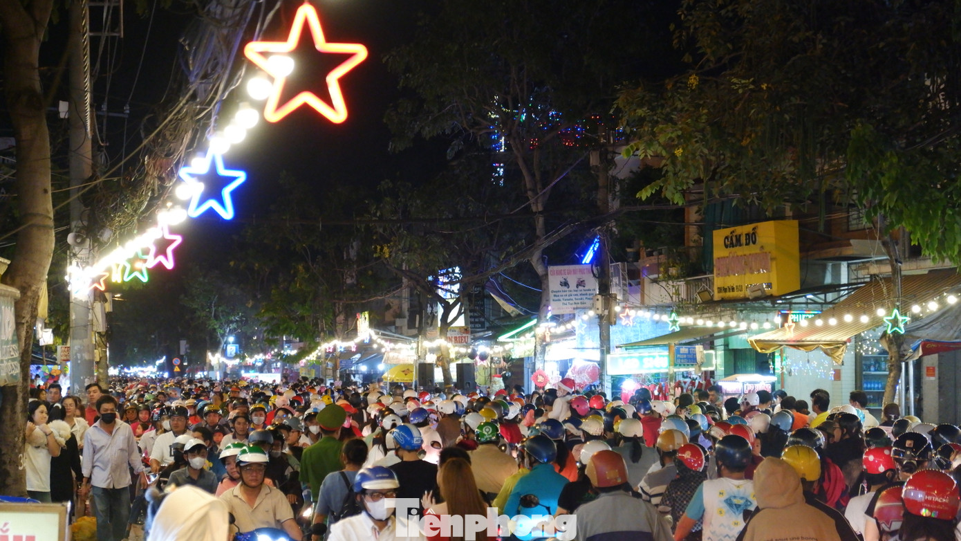 Đến hơn 20 giờ, một số đoạn đường xảy ra tình trạng ùn ứ cục bộ, lực lượng chức năng phải tăng cường điều tiết. Đến hơn 20 giờ, một số đoạn đường xảy ra tình trạng ùn ứ cục bộ, lực lượng chức năng phải tăng cường điều tiết.