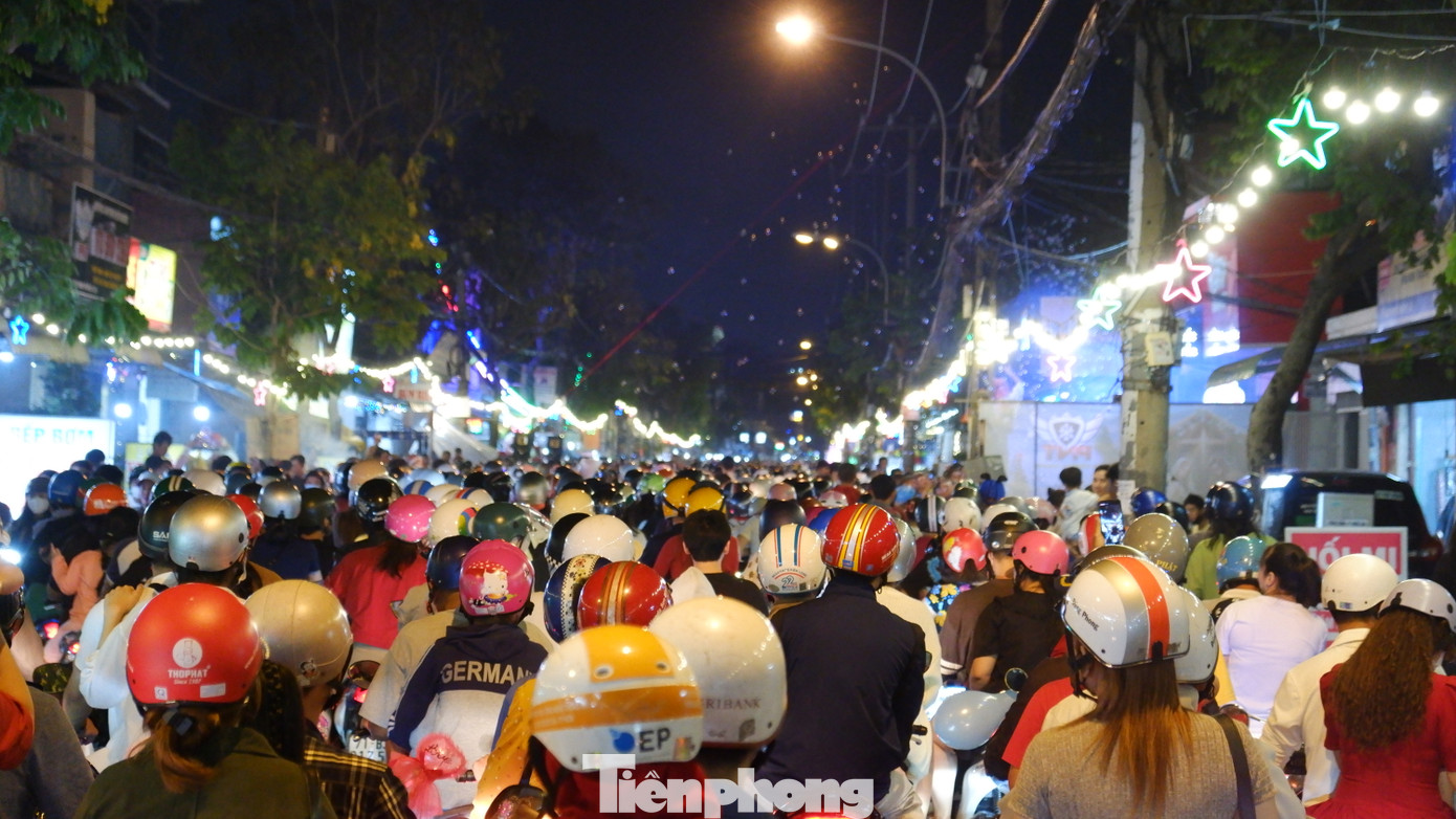 Dòng người và phương tiện chen chúc di chuyển trên đường Phạm Thế Hiển. Dòng người và phương tiện chen chúc di chuyển trên đường Phạm Thế Hiển.