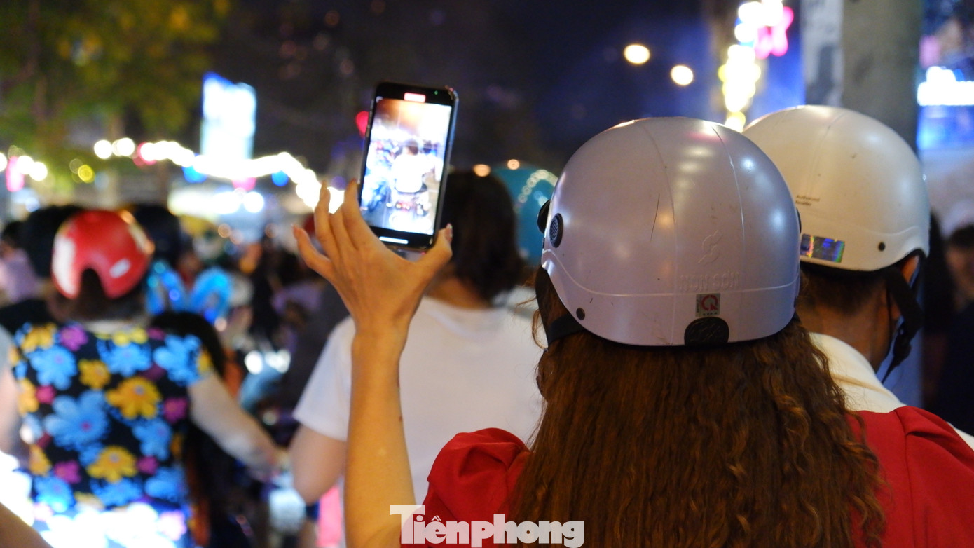 Một người dân tranh thủ "check-in" cảnh đông đúc nhộn nhịp. Một người dân tranh thủ "check-in" cảnh đông đúc nhộn nhịp.