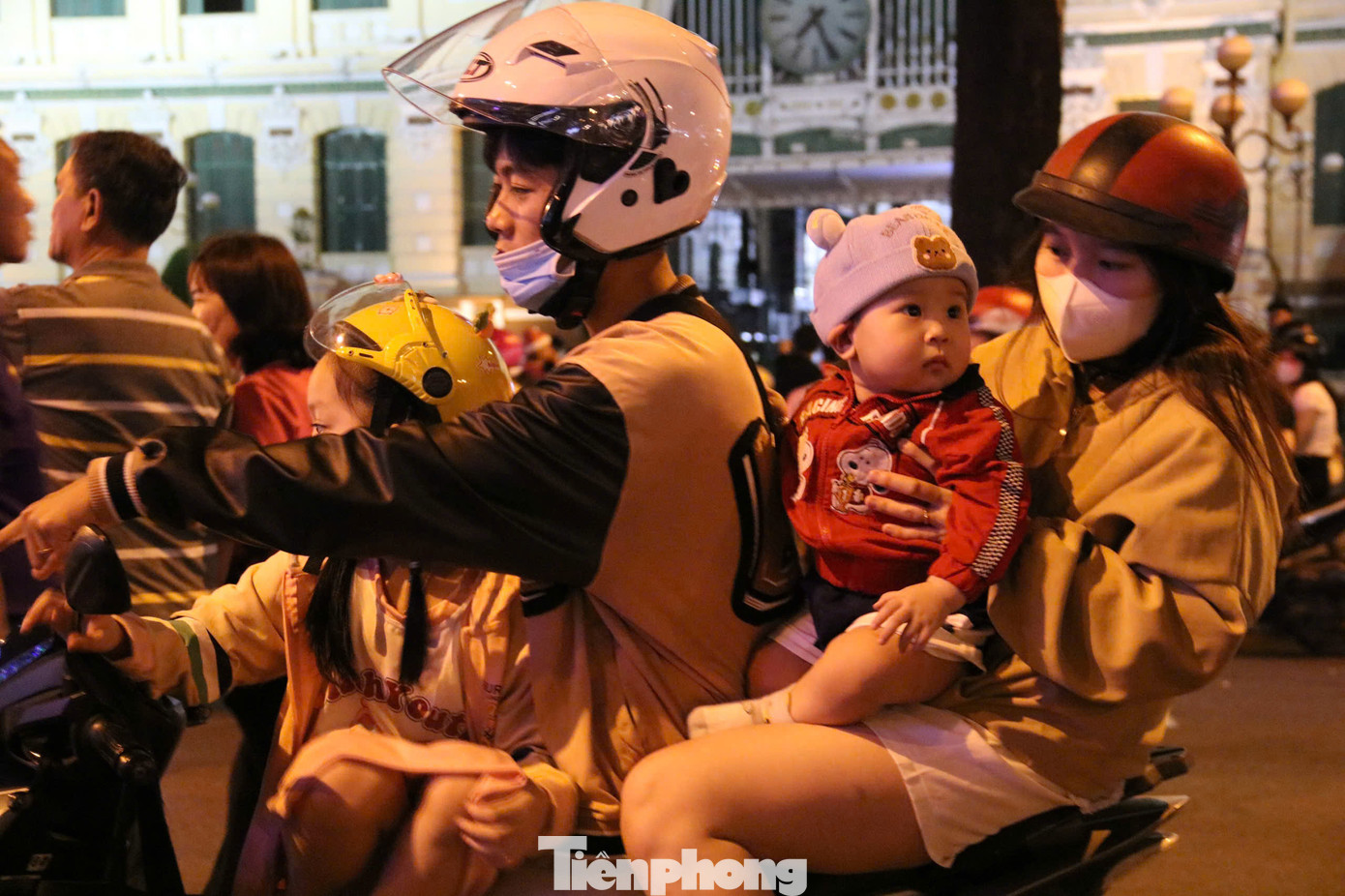 Nhiều người tranh thủ đưa con em đi chơi Giáng sinh. Nhiều người tranh thủ đưa con em đi chơi Giáng sinh.