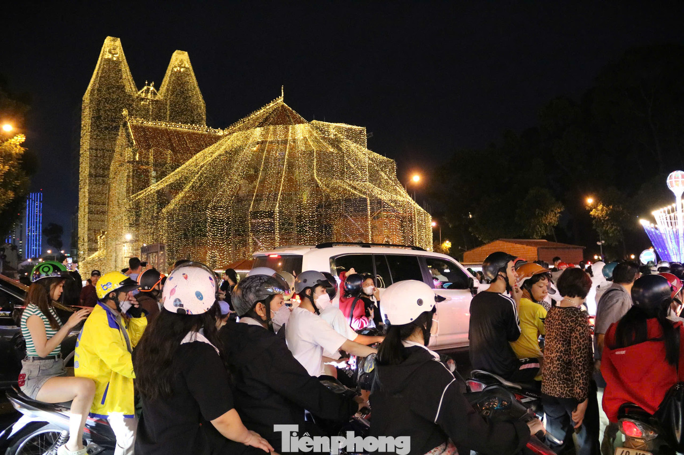 Trong khi đó, trong buổi tối 24/12, người dân các nơi cũng đổ về khu vực trung tâm quận 1 để vui chơi, chụp ảnh dịp Lễ Giáng sinh. Trong khi đó, trong buổi tối 24/12, người dân các nơi cũng đổ về khu vực trung tâm quận 1 để vui chơi, chụp ảnh dịp Lễ Giáng sinh.