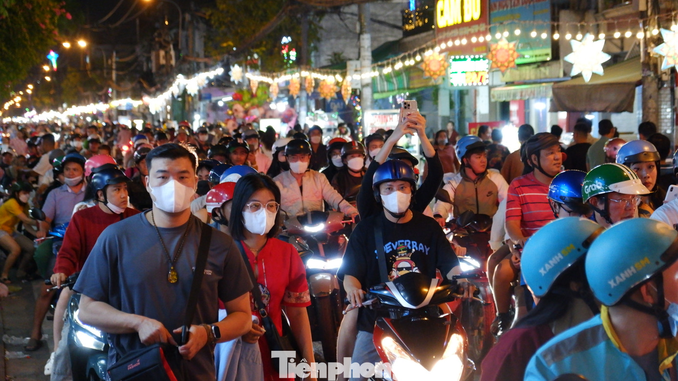Anh Phạm Hoàng Minh Tuấn (ngụ phường 16, quận 8) cho biết: "Cũng như mọi năm, dịp Giáng sinh năm nay, tuyến đường Phạm Thế Hiển tiếp tục đông đúc và kẹt xe đêm Giáng sinh. Để có thể đi chơi thoải mái, tôi đã gửi xe từ khu vực bên ngoài hơn 500m và đi bộ vào". Anh Phạm Hoàng Minh Tuấn (ngụ phường 16, quận 8) cho biết: "Cũng như mọi năm, dịp Giáng sinh năm nay, tuyến đường Phạm Thế Hiển tiếp tục đông đúc và kẹt xe đêm Giáng sinh. Để có thể đi chơi thoải mái, tôi đã gửi xe từ khu vực bên ngoài hơn 500m và đi bộ vào".