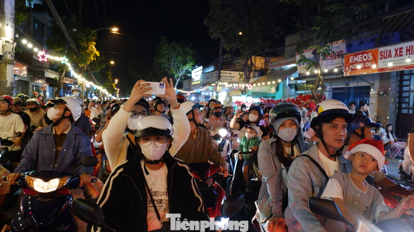 Khu xóm đạo đường Phạm Thế Hiển (quận 8) dài khoảng 4km, với 5 giáo xứ liền kề gồm giáo xứ Bình Thái, Bình An Thượng, Bình An Hạ, Bình Thuận và Bình Sơn. Nơi đây là địa điểm được nhiều người chọn để check-in vào dịp Giáng sinh hằng năm. Khu xóm đạo đường Phạm Thế Hiển (quận 8) dài khoảng 4km, với 5 giáo xứ liền kề gồm giáo xứ Bình Thái, Bình An Thượng, Bình An Hạ, Bình Thuận và Bình Sơn. Nơi đây là địa điểm được nhiều người chọn để check-in vào dịp Giáng sinh hằng năm.