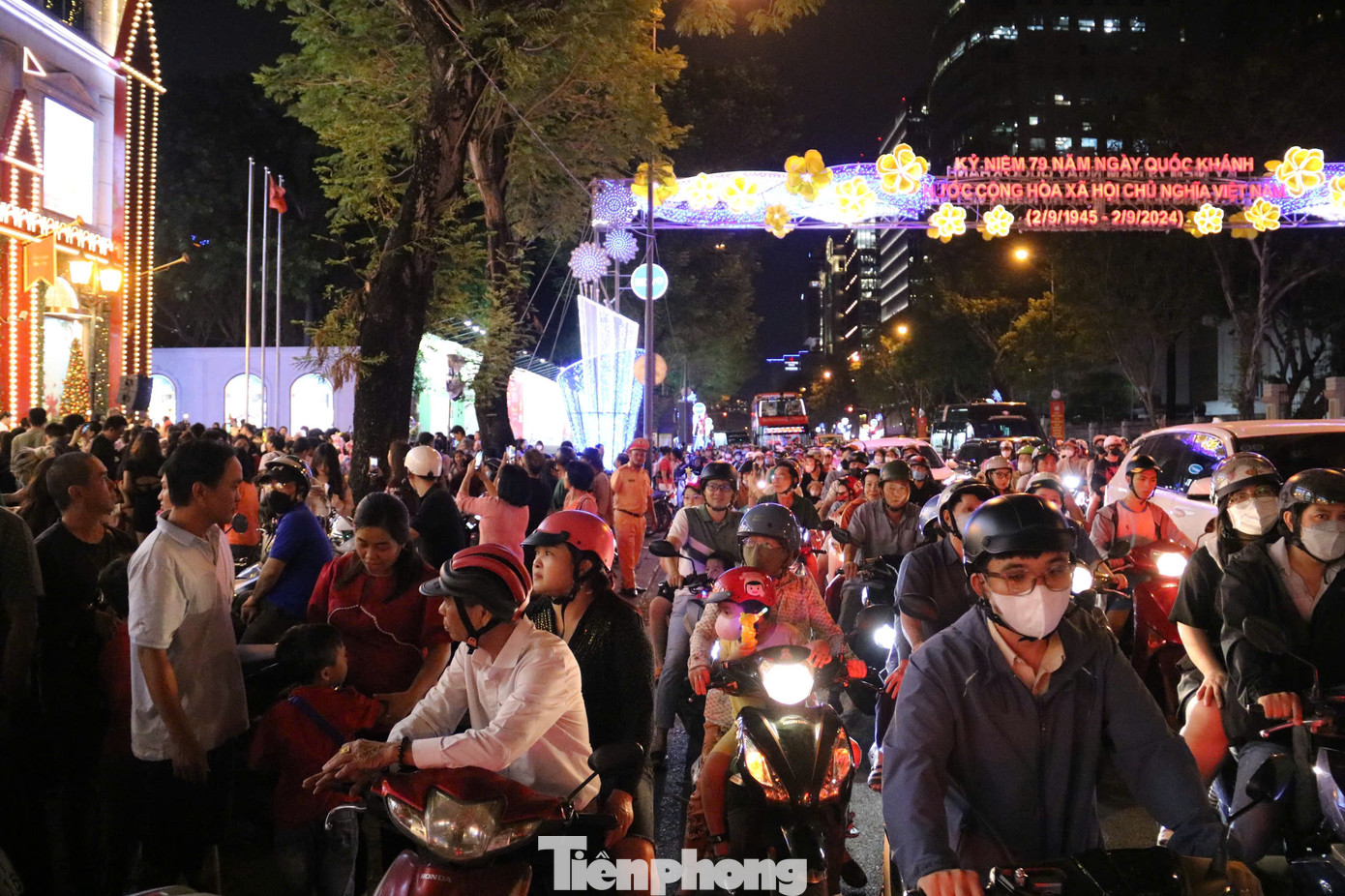 Khu vực trước Diamond Plaza - đường Lê Duẩn (quận 1) đông kín người và phương tiện. Khu vực trước Diamond Plaza - đường Lê Duẩn (quận 1) đông kín người và phương tiện.