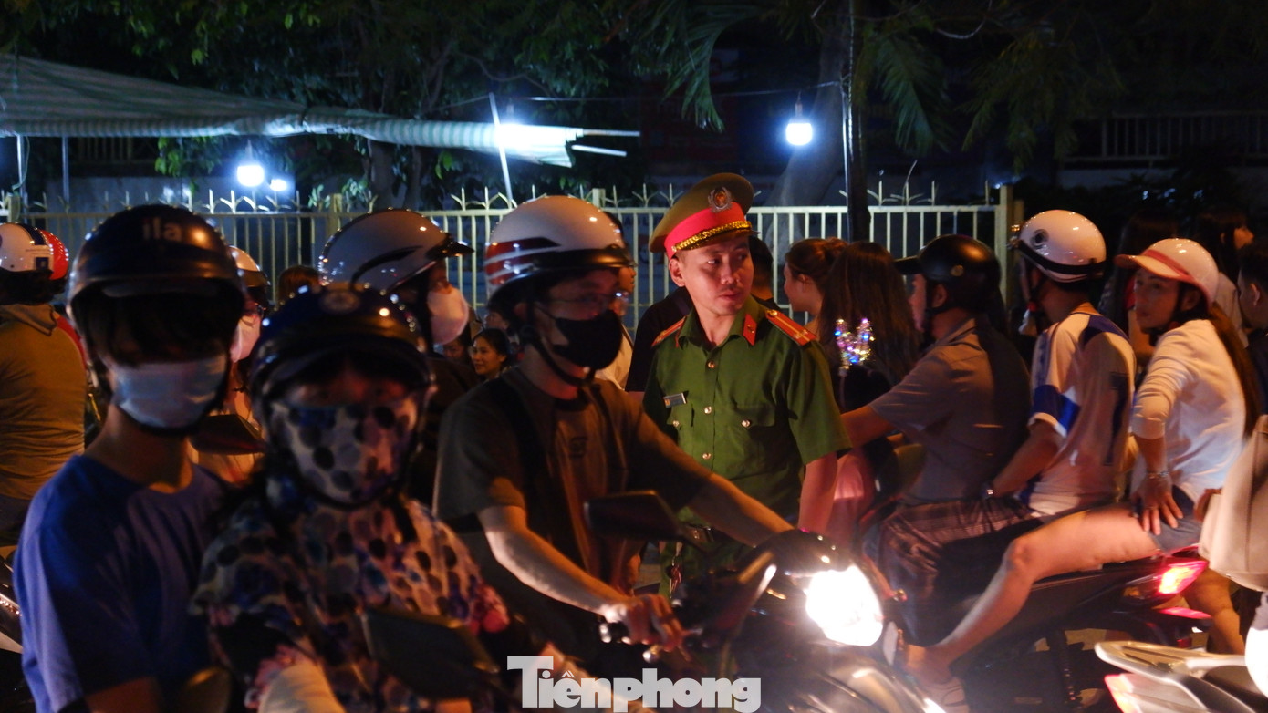 Lực lượng chức năng địa phương được tăng cường để điều tiết giao thông và đảm bảo an ninh trật tự. Lực lượng chức năng địa phương được tăng cường để điều tiết giao thông và đảm bảo an ninh trật tự.