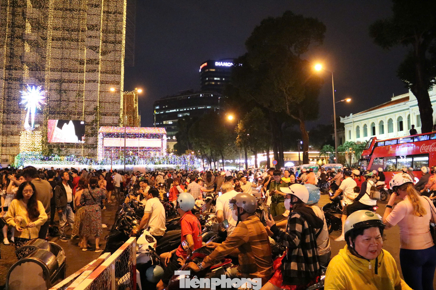 Khu vực trước nhà thờ Đức Bà (quận 1) tấp nập người và phương tiện. Khu vực trước nhà thờ Đức Bà (quận 1) tấp nập người và phương tiện.