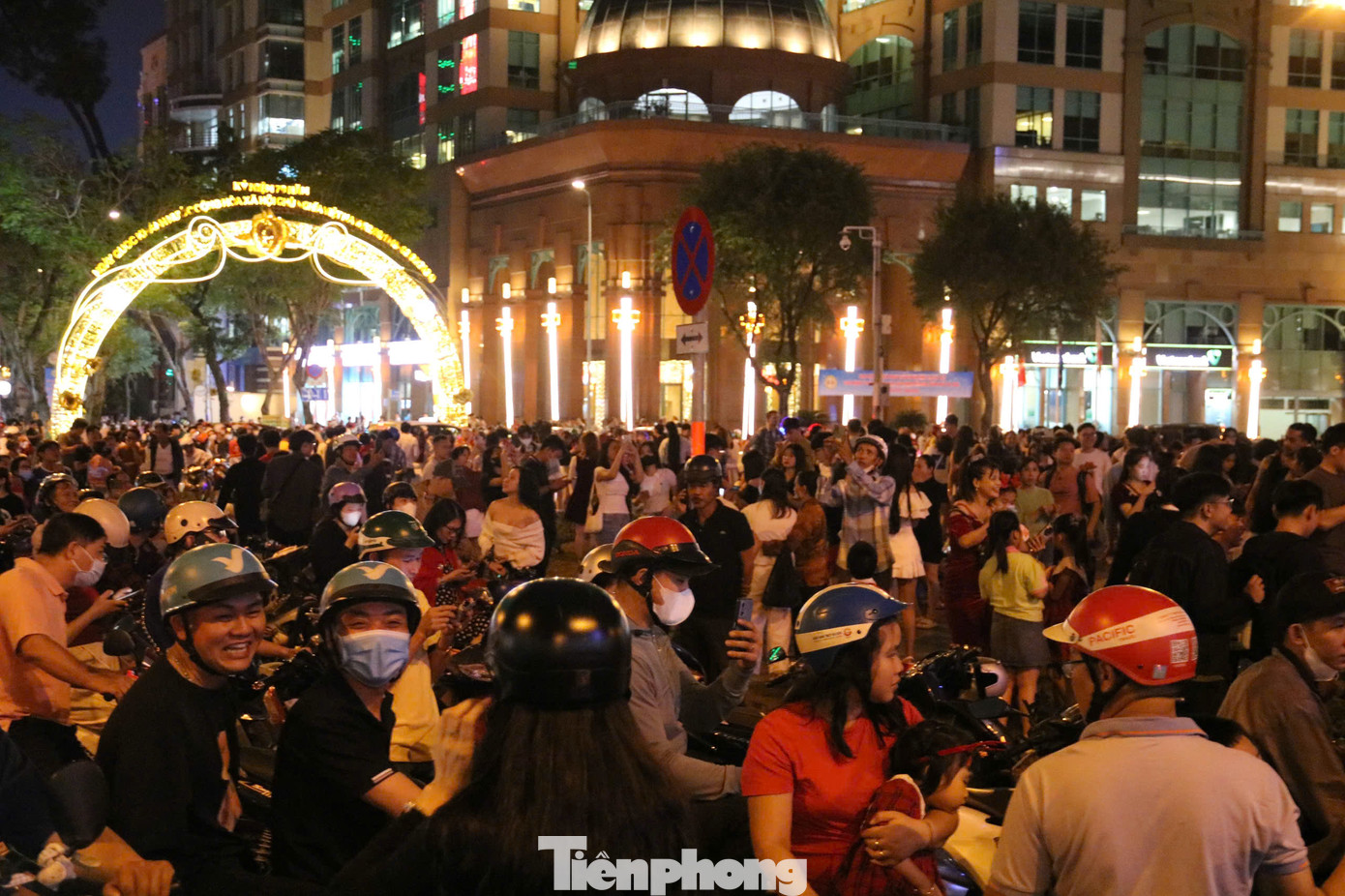 Cảnh đông đúc, nhộn nhịp tại trước nhà thờ Đức Bà (quận 1). Cảnh đông đúc, nhộn nhịp tại trước nhà thờ Đức Bà (quận 1).