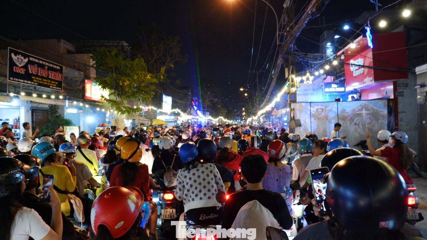 Theo ghi nhận của PV lúc 20 giờ ngày 24/12, nhiều đoạn trên đường Phạm Thế Hiển (quận 8) ken cứng người và phương tiện, tình trạng ùn ứ cục bộ đã xảy ra. Theo ghi nhận của PV lúc 20 giờ ngày 24/12, nhiều đoạn trên đường Phạm Thế Hiển (quận 8) ken cứng người và phương tiện, tình trạng ùn ứ cục bộ đã xảy ra.