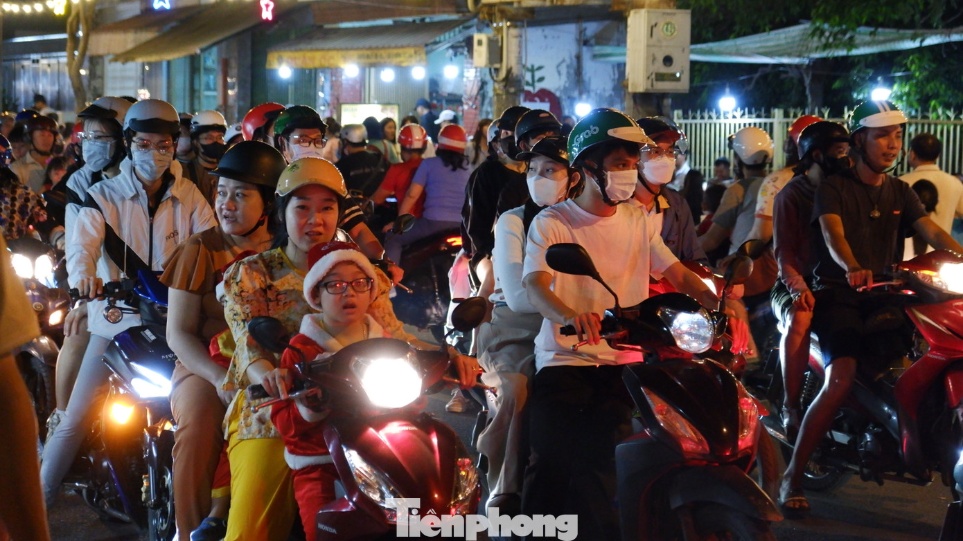 Nhiều em nhỏ được phụ huynh đưa đi chơi dịp Giáng sinh. Nhiều em nhỏ được phụ huynh đưa đi chơi dịp Giáng sinh.