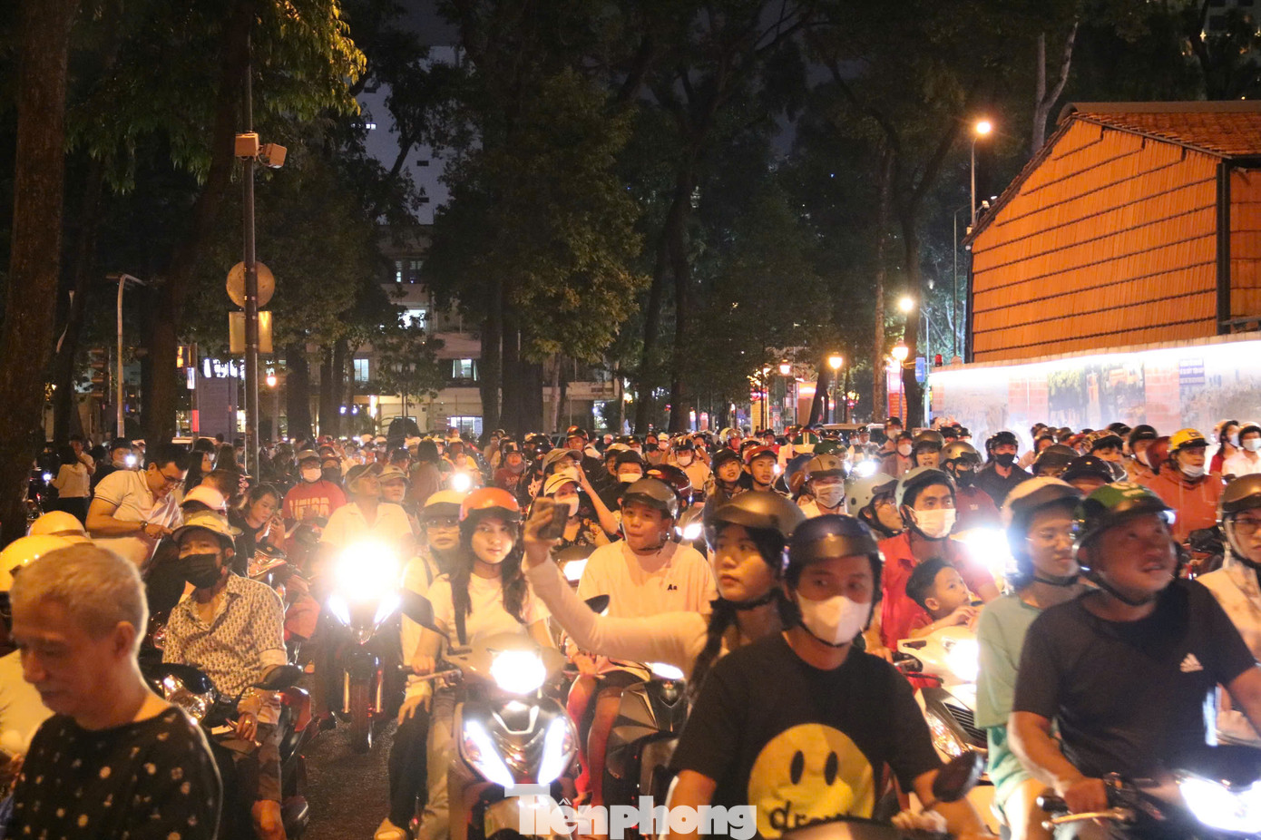 Dòng người xuống đường chơi Giáng sinh ở trung tâm TPHCM. Dòng người xuống đường chơi Giáng sinh ở trung tâm TPHCM.
