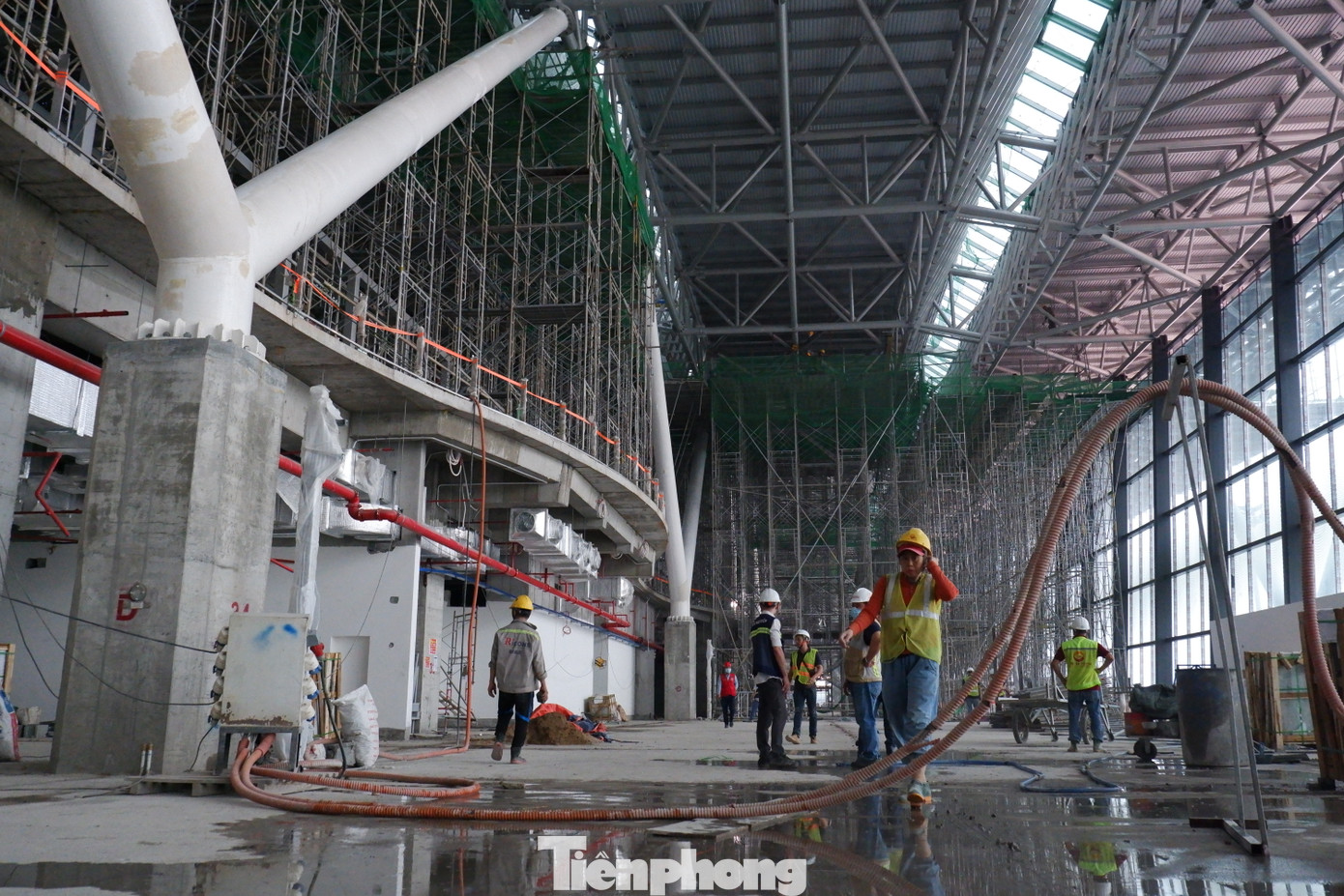 Với tính chất quan trọng của công trình, Ban Quản lý dự án cho biết sẽ tiếp tục thi công &quot;3 ca, 4 kíp&quot;, làm việc xuyên lễ, Tết để đảm bảo tiến độ.