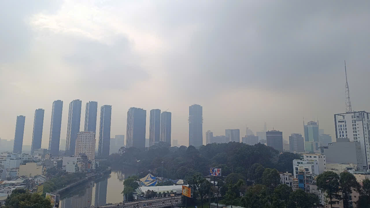 &quot;Nồng độ bụi mịn PM 2.5 tại TPHCM hiện cao gấp 8,8 lần giá trị theo hướng dẫn về chất lượng không khí hàng năm của WHO&quot;- Air Visual thông tin.