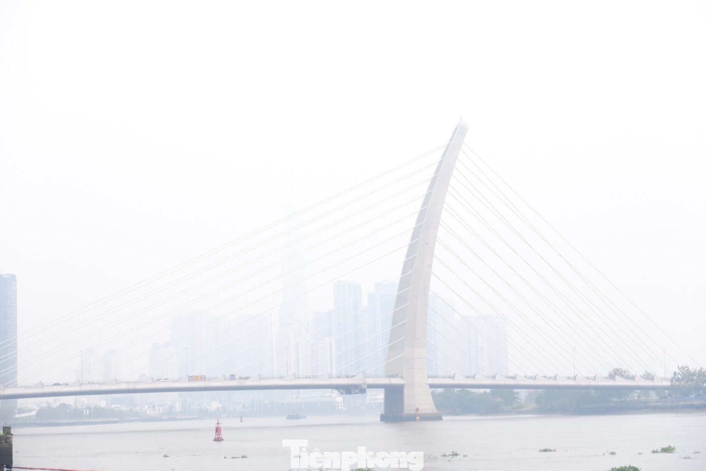 Cầu Ba Son và tòa nhà Landmark 81 chìm sau màn sương mờ.