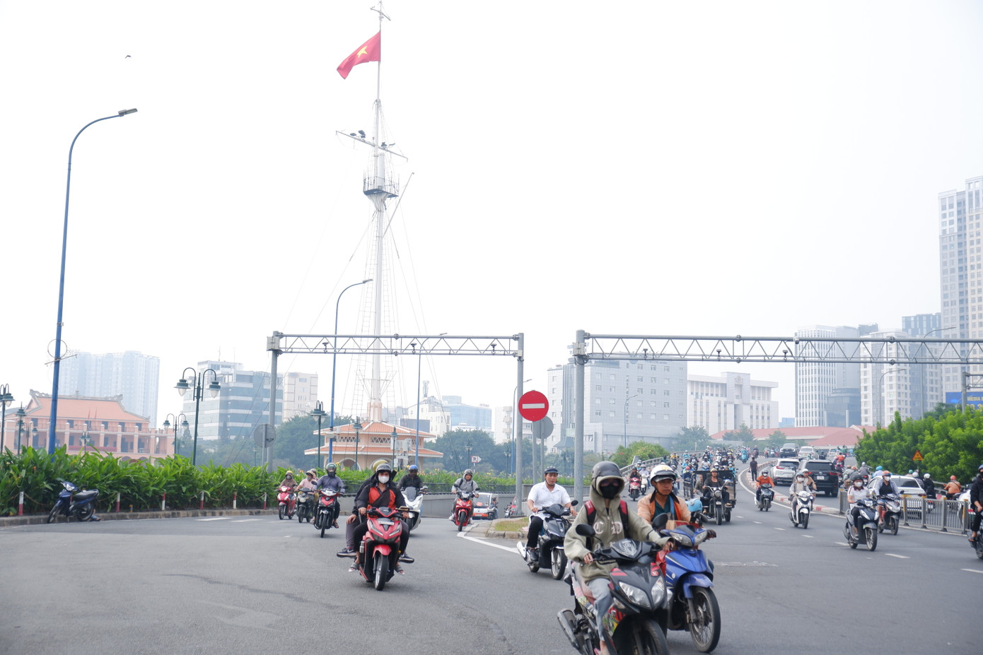 TPHCM liên tục xuất hiện sương mù trong những ngày qua. Ảnh: Hữu Huy