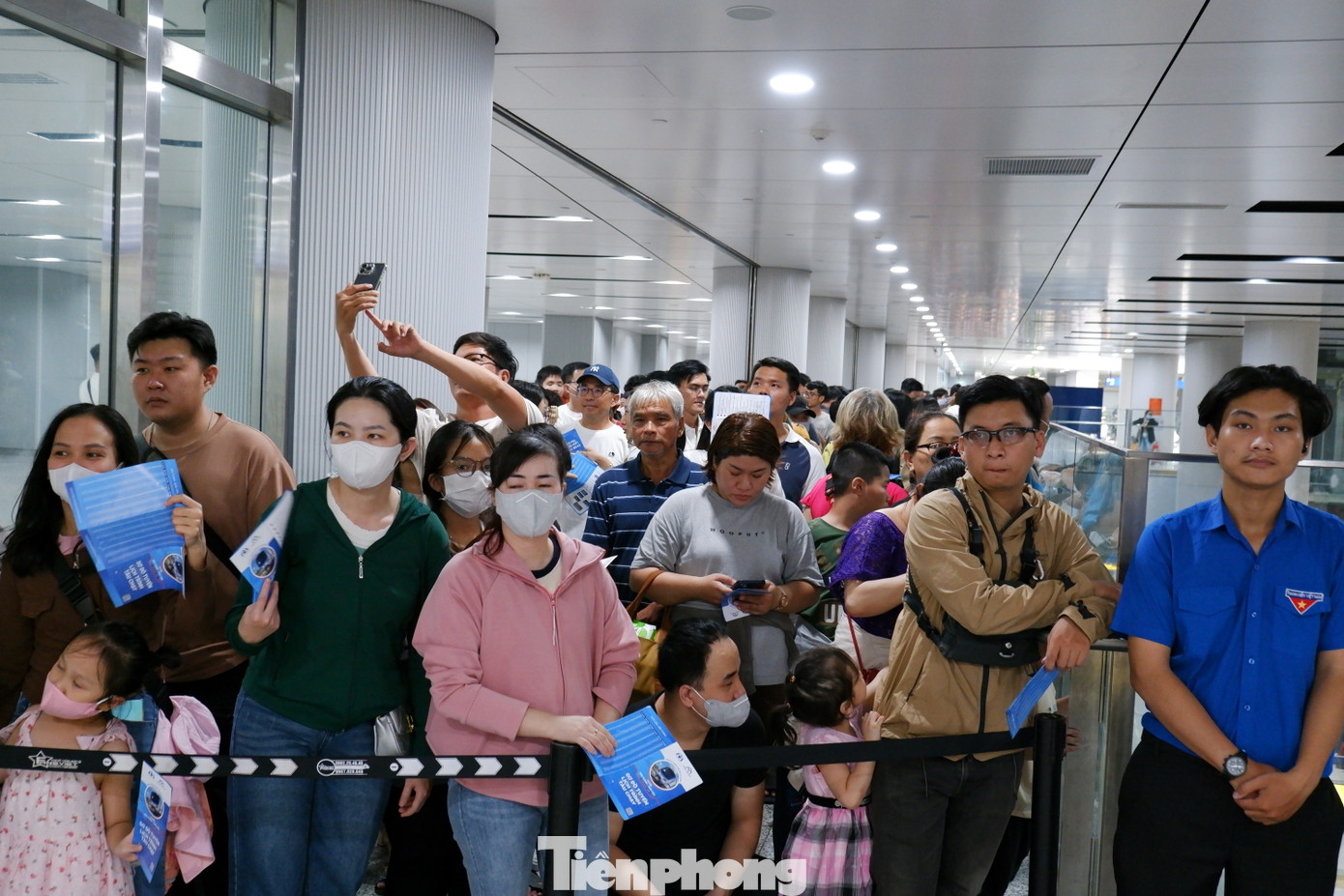 Lực lượng tình nguyện viên hỗ trợ, kiểm soát lượng người xuống ga, tránh xảy ra tình trạng quá đông người tập trung một thời điểm.