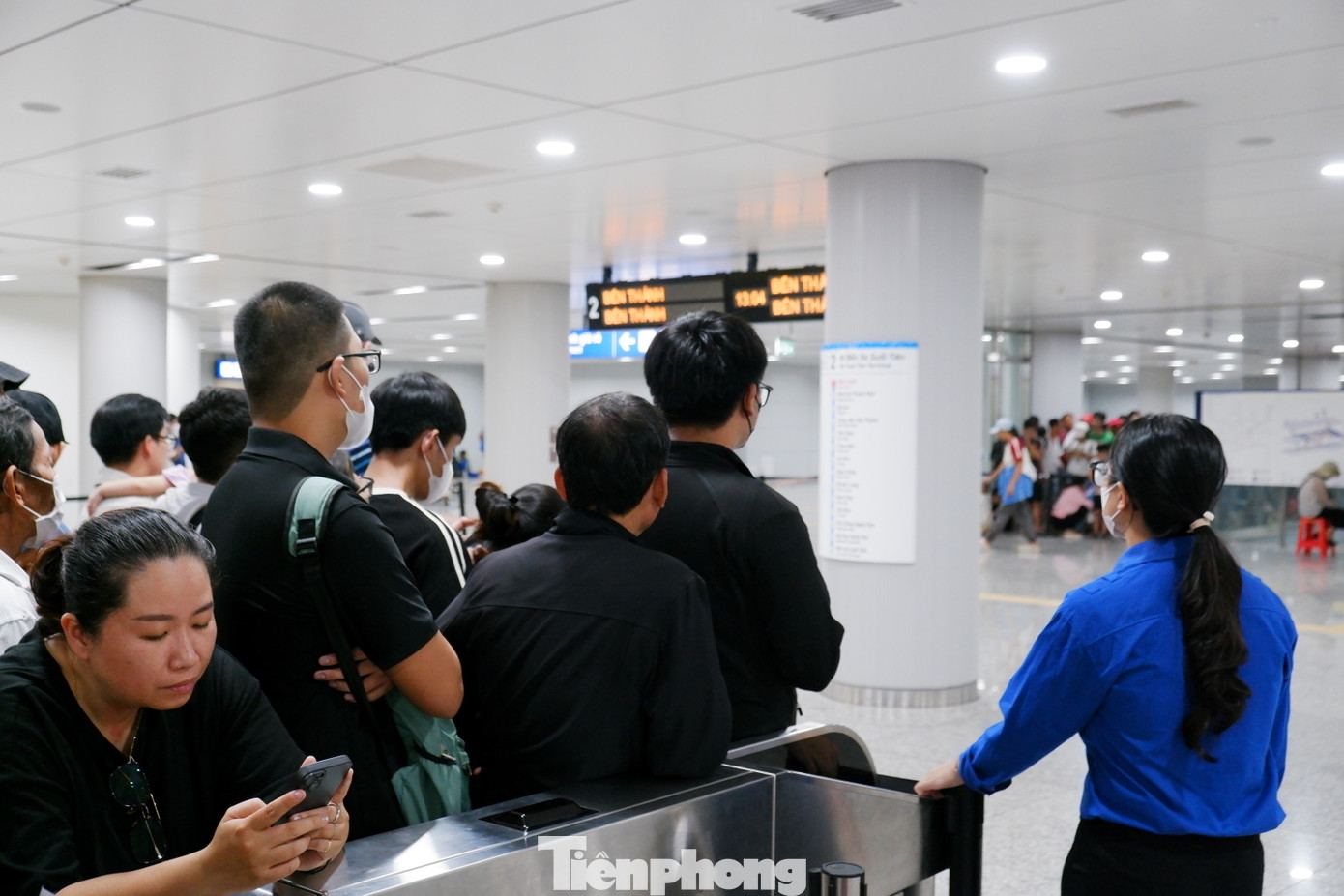 Chia sẻ với PV, anh Đỗ Minh Khoa (ngụ quận 11) cho biết, ngày cuối tuần nên anh đã tranh thủ đưa ba của mình đi thử tàu metro. “Ba tôi nghe nói về công trình này từ rất lâu, tuần trước nghe tin tàu chạy chính thức nên ông muốn đi thử. Chúng tôi đến nơi thì thấy rất đông người xếp hàng chờ, không chờ đợi được nên đành phải ra về. Hôm nay, chúng tôi phải đợi gần 1 giờ mới được lên tàu”- anh Khoa nói.