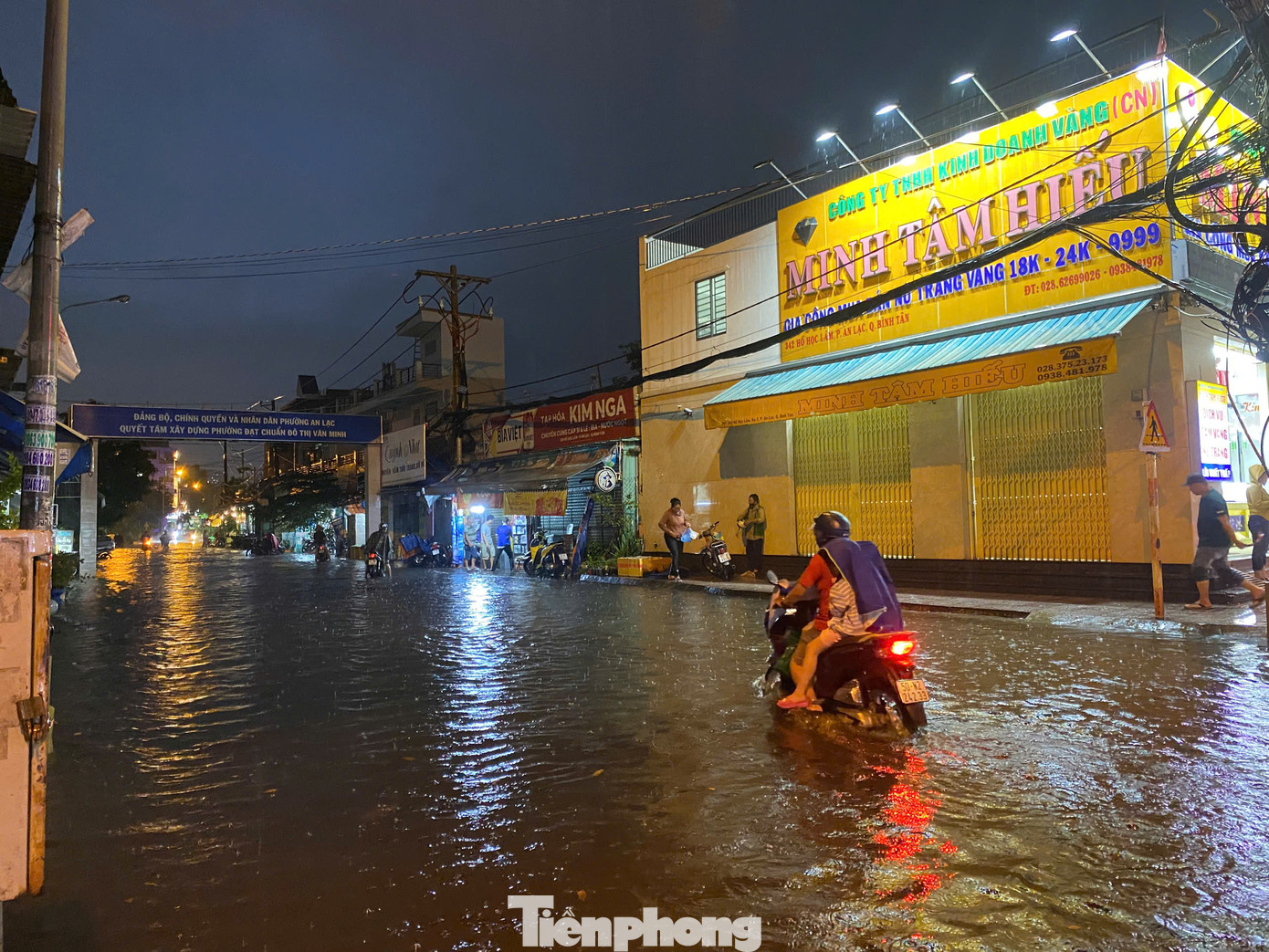 Nhiều tuyến đường hẻm ở phường An Lạc, quận Bình Tân cũng ngập sâu do mưa lớn.