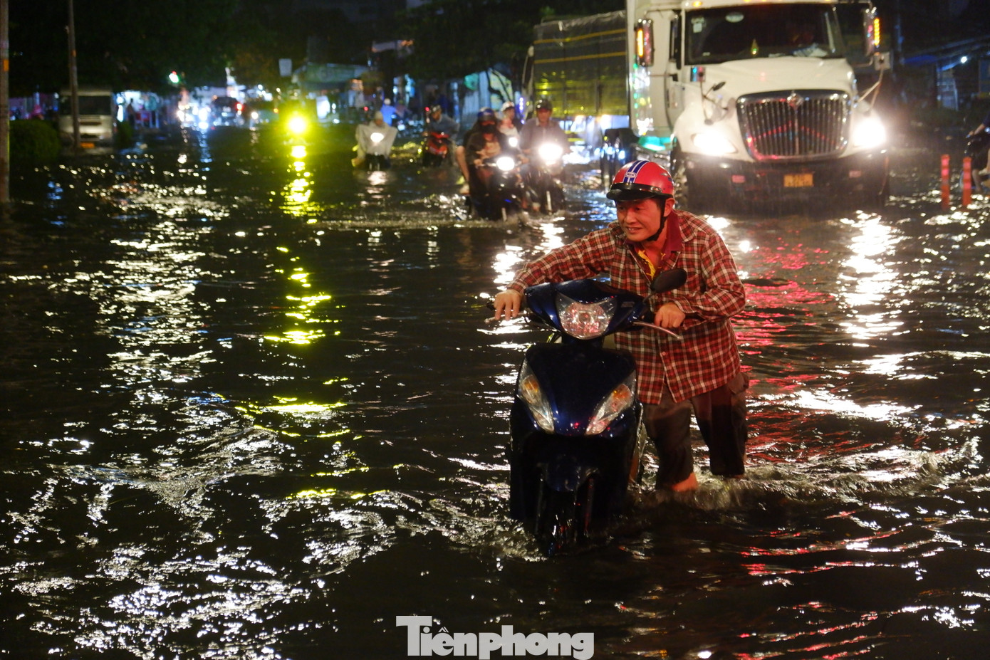 Cơn mưa lớn kéo dài suốt nhiều giờ khiến một loạt tuyến đường ở quận Bình Tân, TPHCM xảy ra tình trạng ngập úng. Hình ảnh ghi nhận tại đường Hồ Học Lãm (quận Bình Tân).