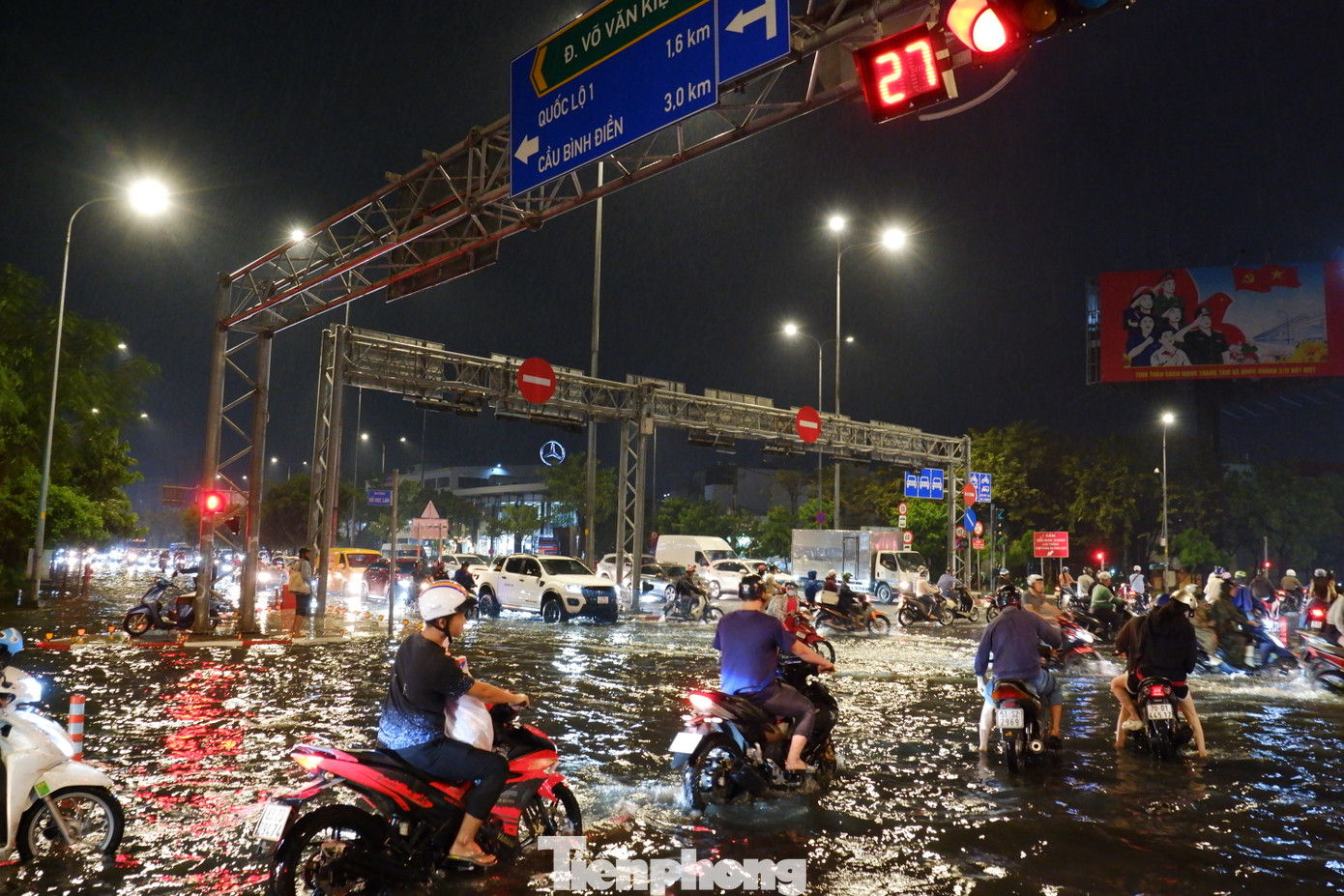 Khu vực nút giao giữa đường Hồ Học Lãm - đường Võ Văn Kiệt (quận Bình Tân) vào lúc 19h30 ngày 28/12.