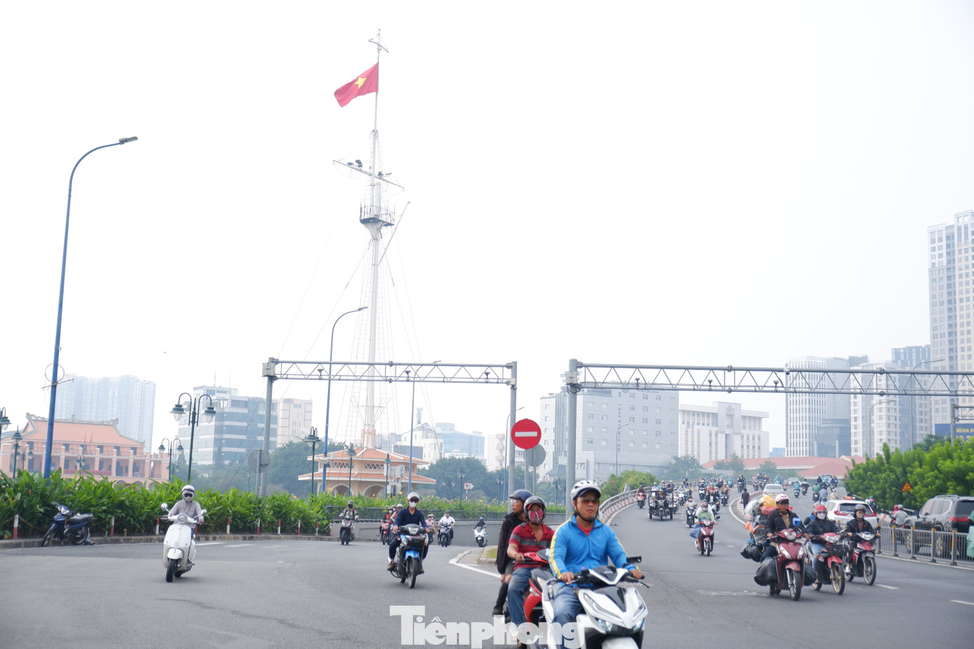 Cụ thể, theo ứng dụng Air Visual, nồng độ bụi mịn PM 2.5 (bụi mịn PM2.5 là vật chất dạng hạt trôi nổi trong không khí với đường kính bằng 2.5 micromet hoặc nhỏ hơn) tại TPHCM vào lúc 9h30 sáng 27/12 là 44 µg/m³ (mức cho phép là khoảng 5 µg/m³).