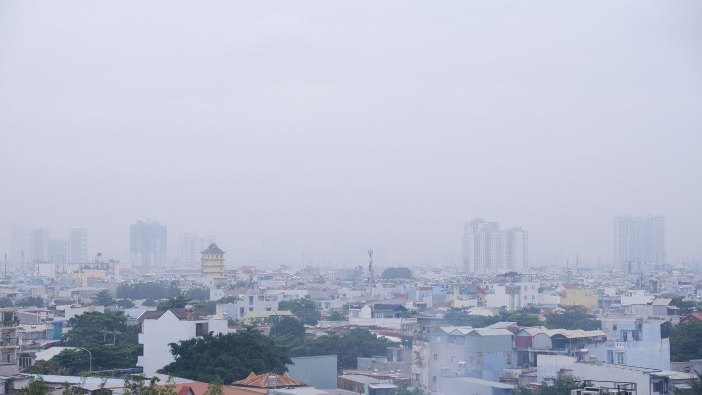 Sáng 28/12, nhiều khu vực tại TPHCM xuất hiện sương mù dày đặc. Ảnh: Hữu Huy